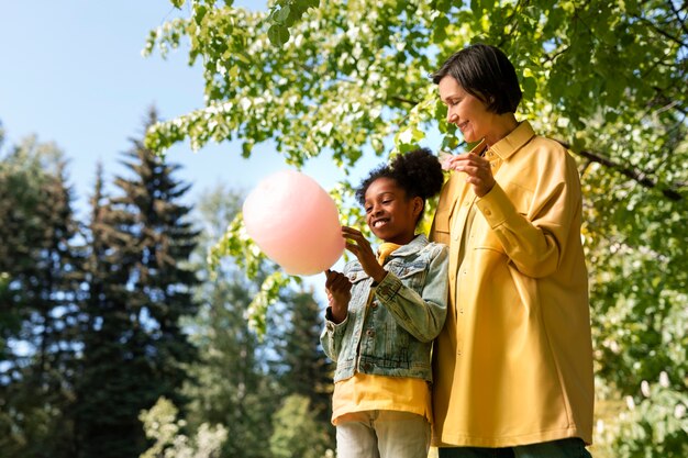 Mère adoptive passant du temps avec sa fille