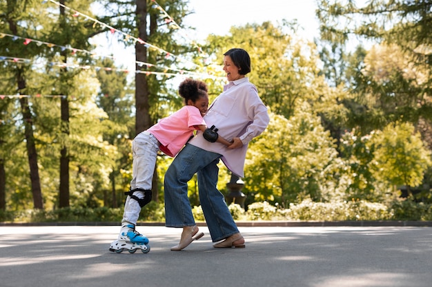 Mère adoptive passant du temps avec sa fille