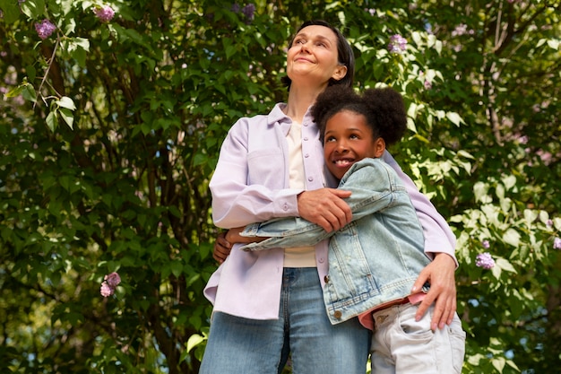 Mère adoptive passant du temps avec sa fille