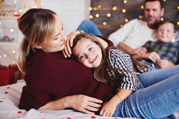 Mère affectueuse embrassant sa fille