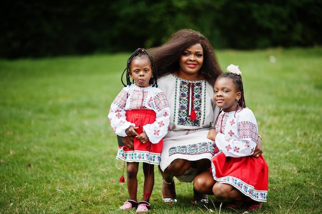 Mère africaine avec filles en vêtements traditionnels au parc