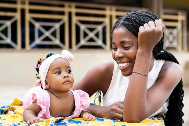 Mère africaine et petite fille coup moyen