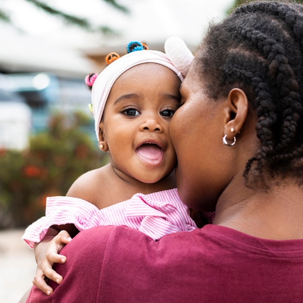 Mère africaine et petite fille se bouchent