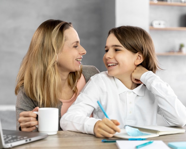 Mère aidant sa fille à étudier