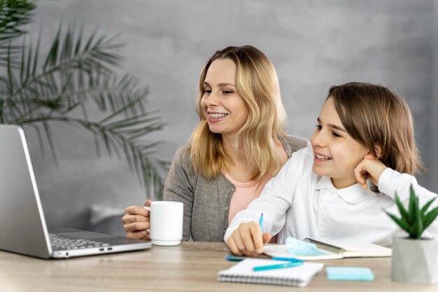 Mère aidant sa fille à étudier