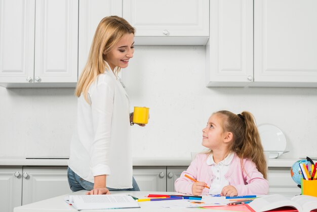 Mère aidant sa fille à faire ses devoirs