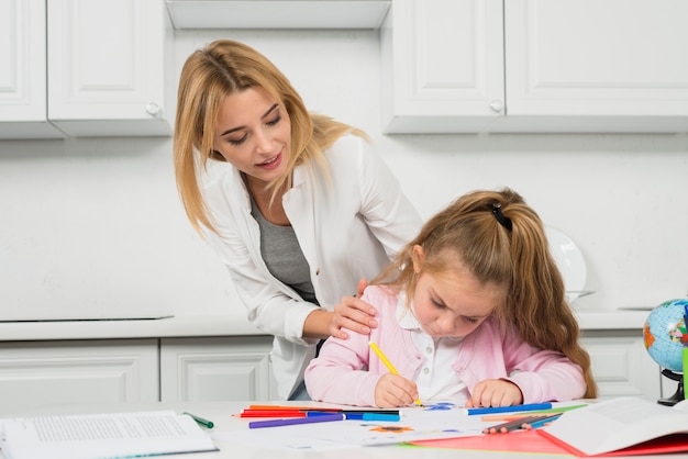 Mère aidant sa fille à faire ses devoirs