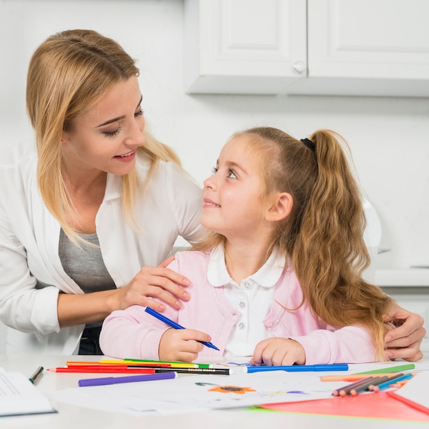 Mère aidant sa fille à faire ses devoirs