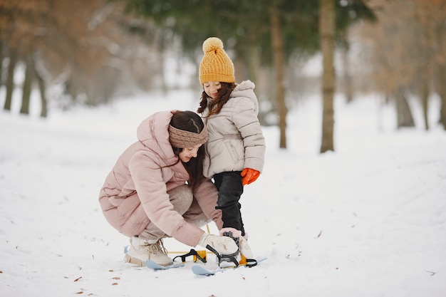 Mère aidant sa fille à mettre son ciel