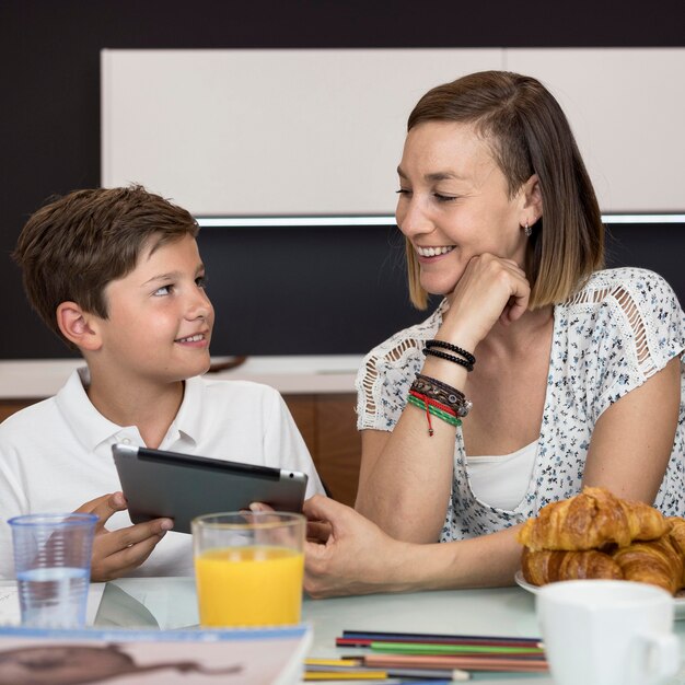 Mère aidant son fils à terminer ses devoirs