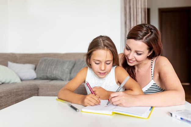 Une mère aide sa fille à faire ses devoirs