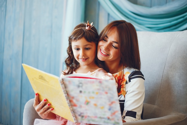 Mère Aimante Avec Sa Fille