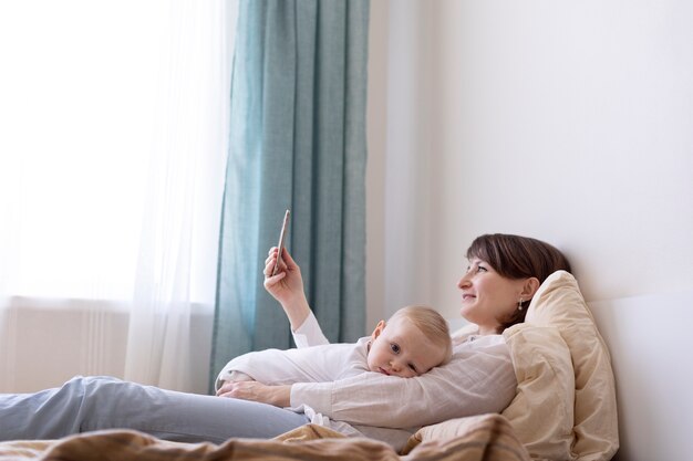 Mère allaitant son bébé