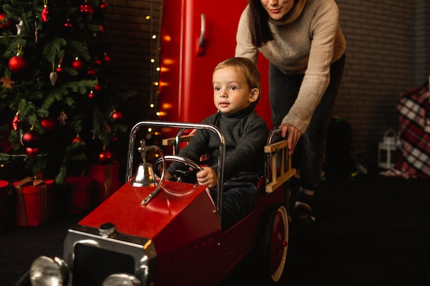 Mère apprenant à son fils à jouer