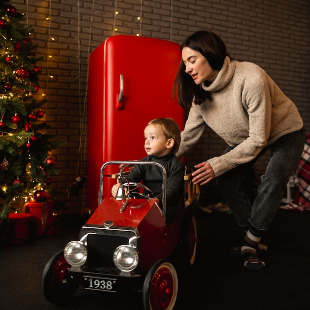 Photo gratuite mère apprenant à son fils à jouer