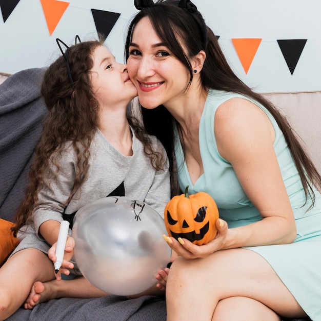 Mère ayant un moment de joie avec sa fille