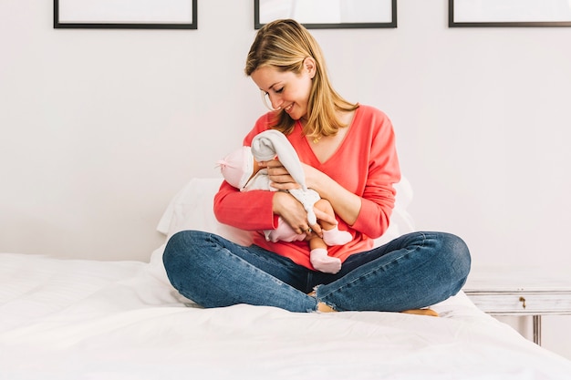 Photo gratuite mère avec bébé dans la chambre