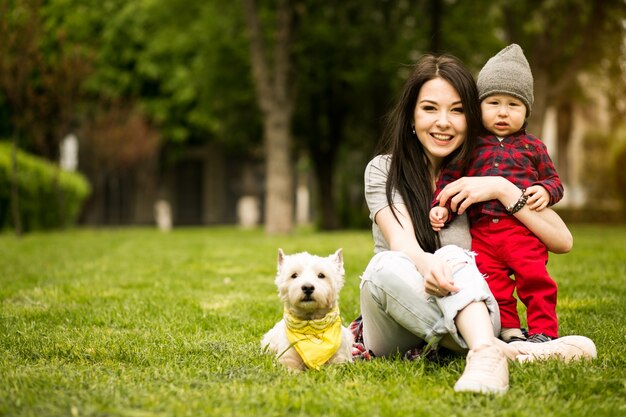 Mère bébé enfant heureux jeune