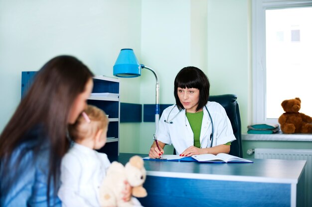 Mère et bébé fille au bureau des médecins