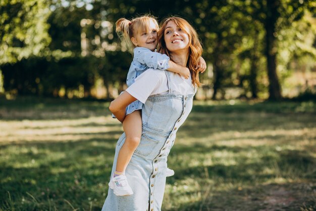 Mère avec bébé fille s'amusant dans le parc