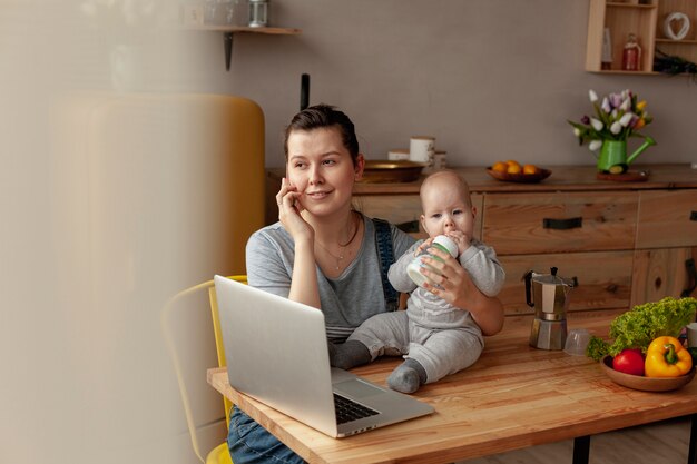 Mère avec bébé à la maison