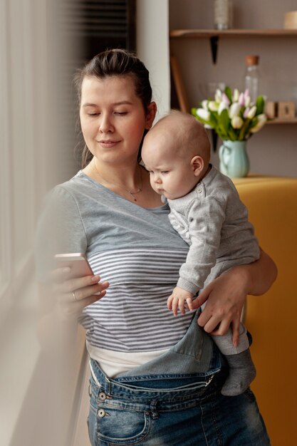 Photo gratuite mère avec bébé à la maison