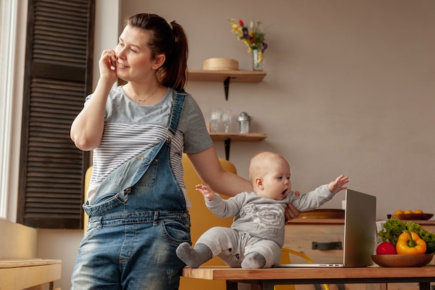 Mère avec bébé à la maison