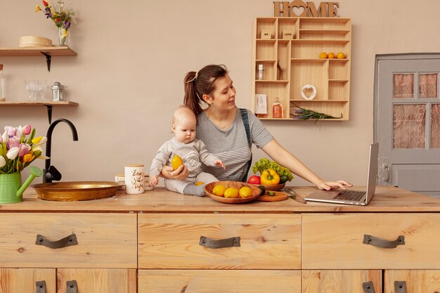 Mère avec bébé à la maison