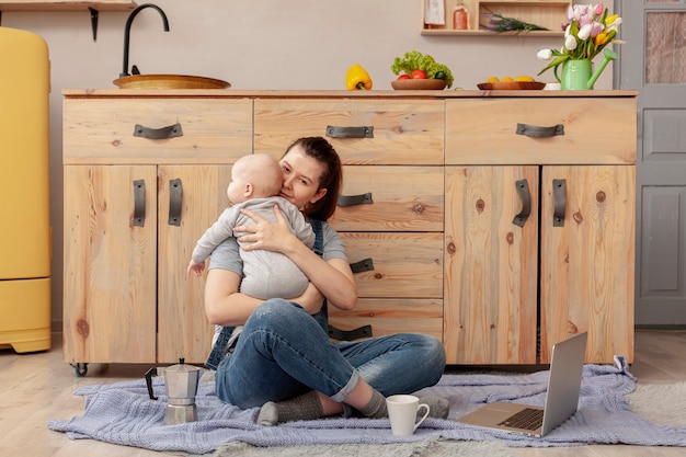 Photo gratuite mère avec bébé à la maison