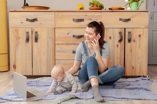 Photo gratuite mère avec bébé à la maison