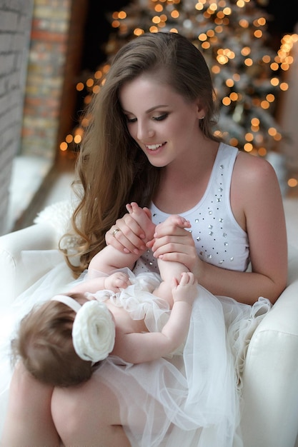 mère et bébé mignon à l'intérieur