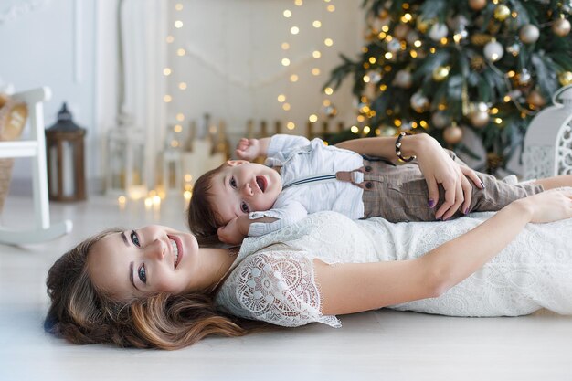 mère avec bébé mignon à l'intérieur