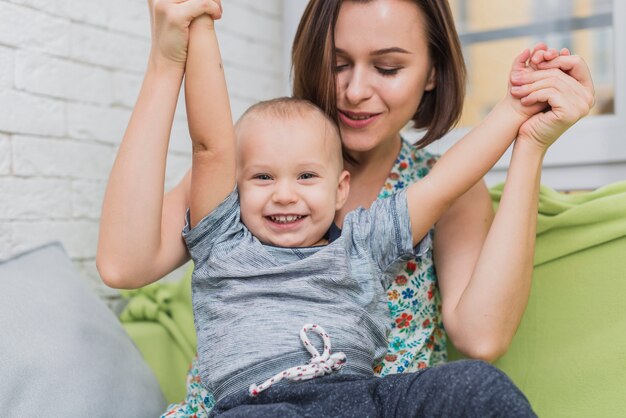 mère de bonne humeur à jouer avec son fils