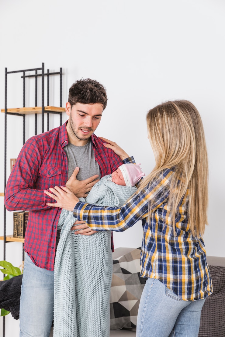 Photo gratuit mère calmer père avec bébé