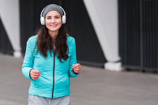 Photo gratuite mère avec un casque