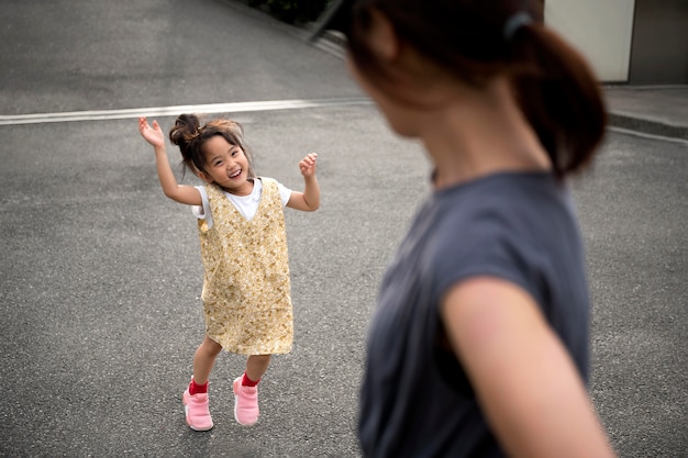 Mère célibataire jouant avec sa fille dans un parc