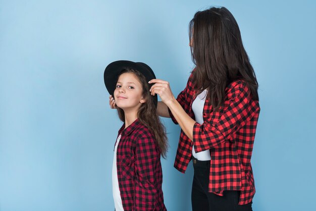 Mère, chapeau, tête filles