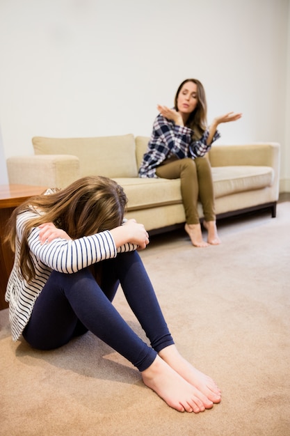 Mère criant à sa fille dans le salon