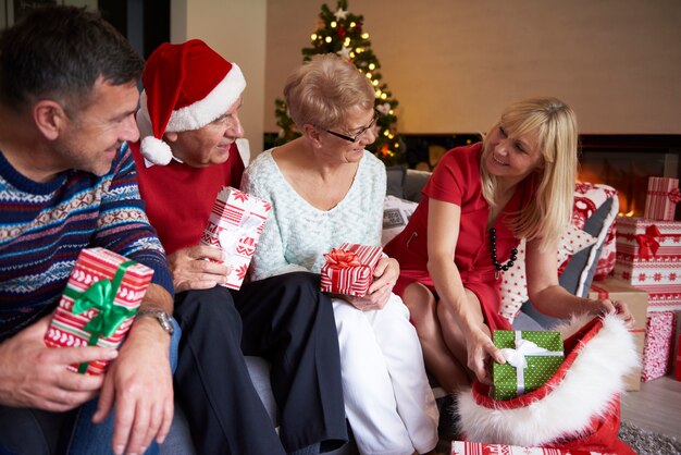 Mère dans le rôle du père Noël