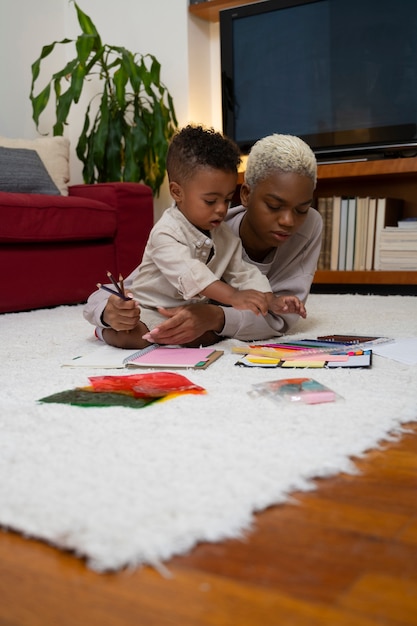 Photo gratuite mère dessinant avec un enfant plein coup