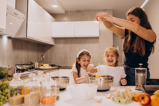 Mère avec deux filles à la cuisine