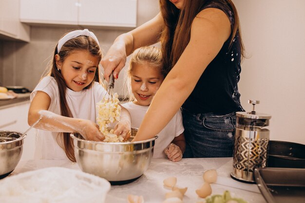 Mère avec deux filles à la cuisine