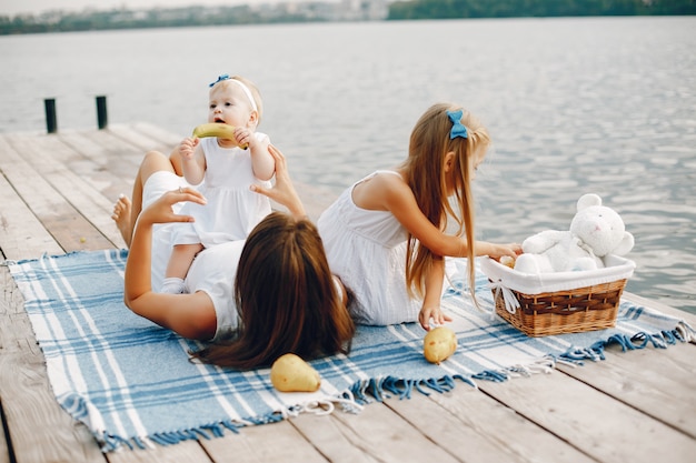 Mère avec deux filles