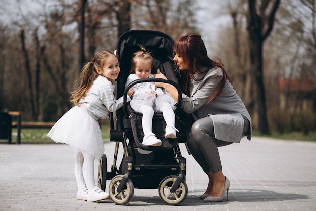 Photo gratuite mère avec deux filles