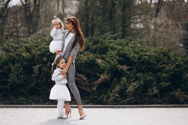 Mère avec deux filles