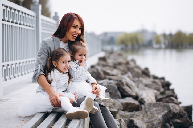 Mère avec deux filles