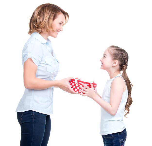 Mère donne un cadeau à sa jeune fille- isolée