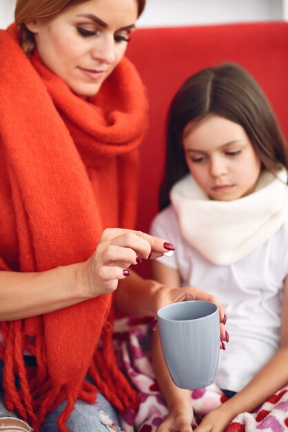 Mère donne à sa fille malade du thé chaud