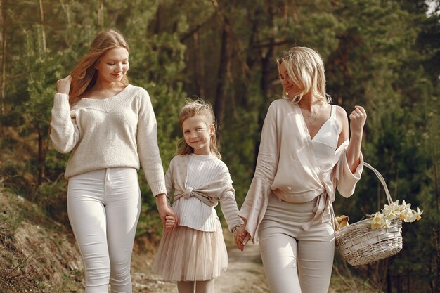 Mère élégante avec des enfants dans une forêt d'été