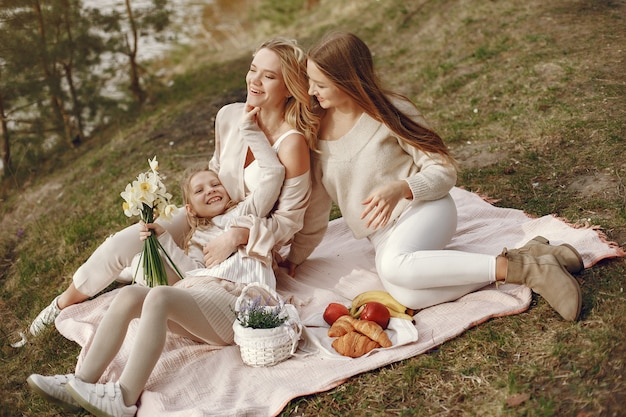 Mère élégante Avec Des Enfants Dans Une Forêt D'été